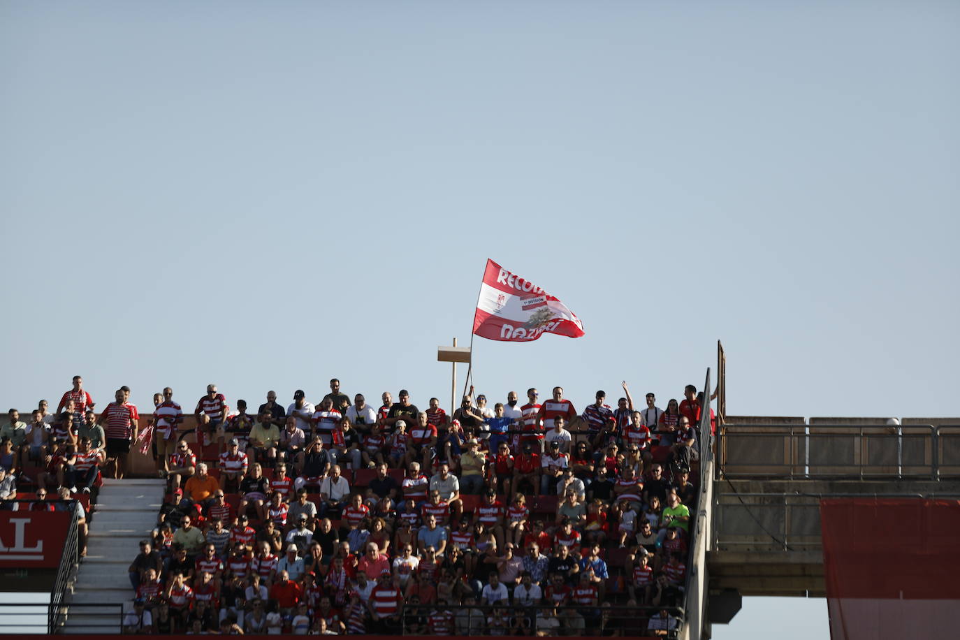 Ambiente en las gradas de Los Cármenes