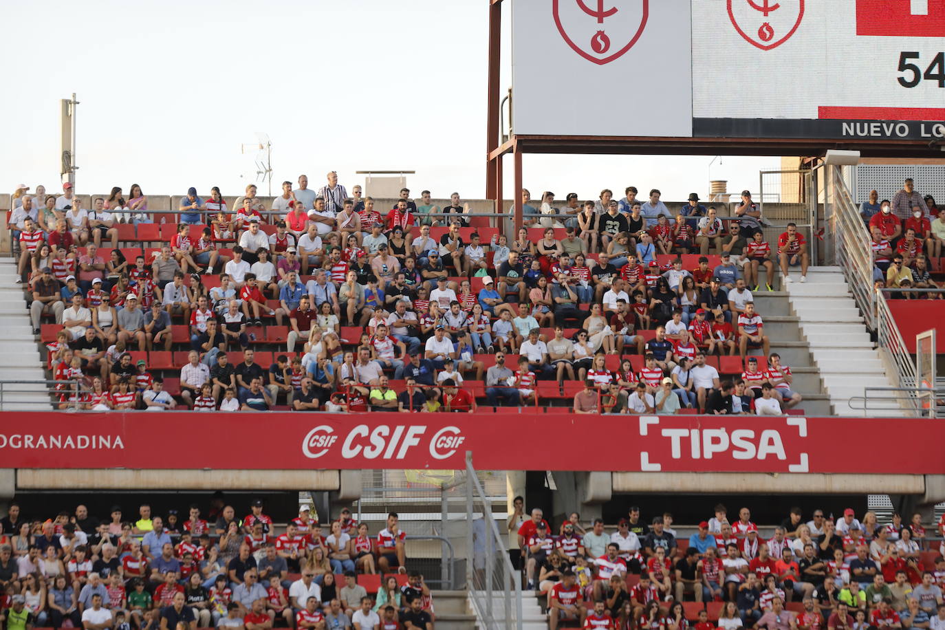 Ambiente en las gradas de Los Cármenes