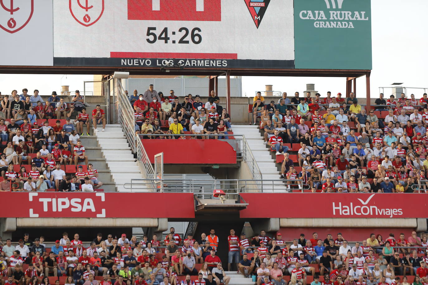 Ambiente en las gradas de Los Cármenes
