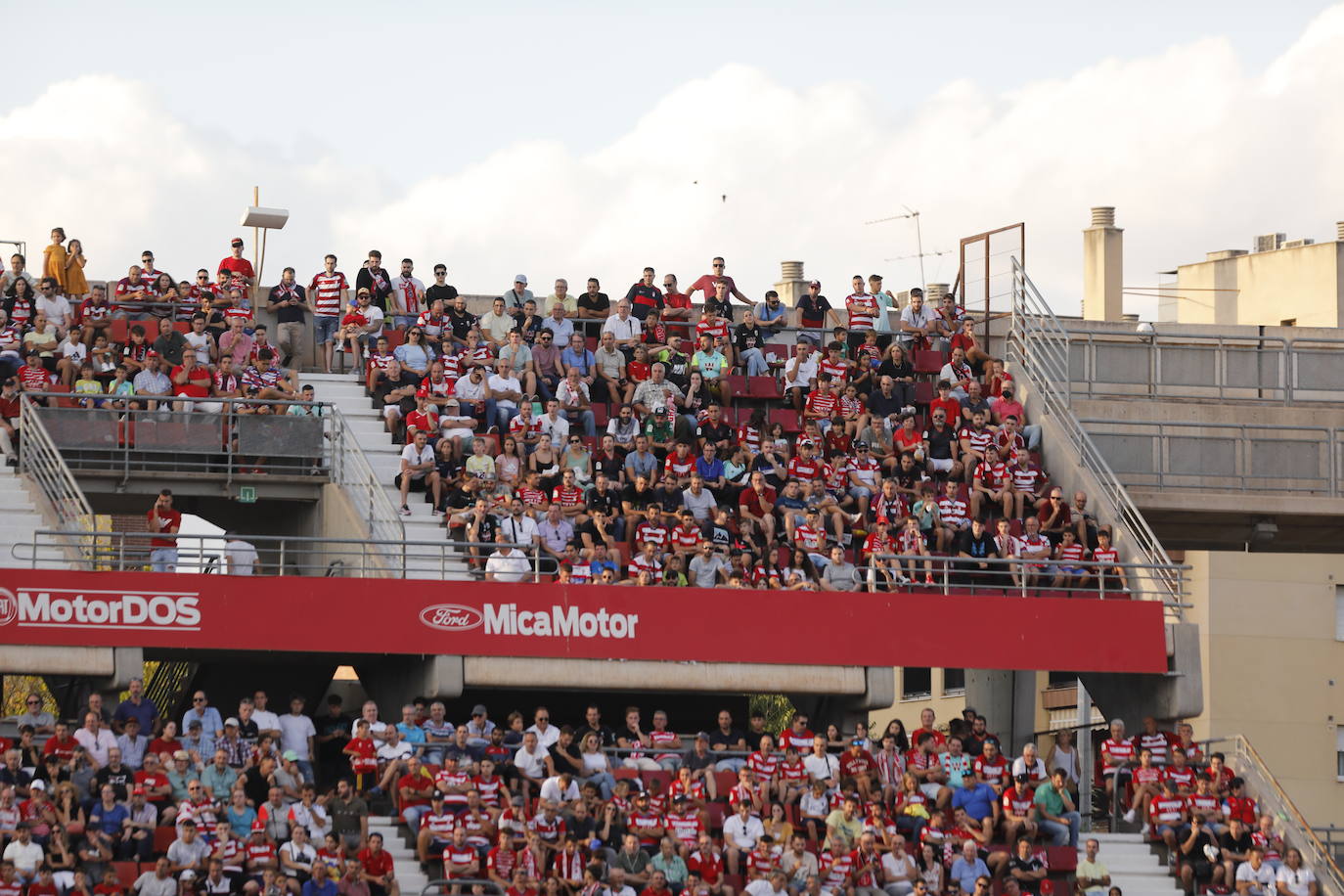 Ambiente en las gradas de Los Cármenes