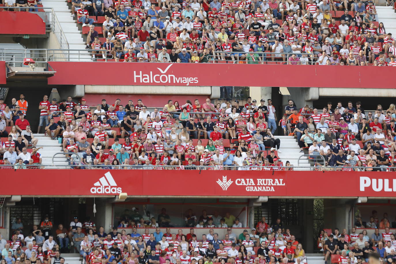 Ambiente en las gradas de Los Cármenes