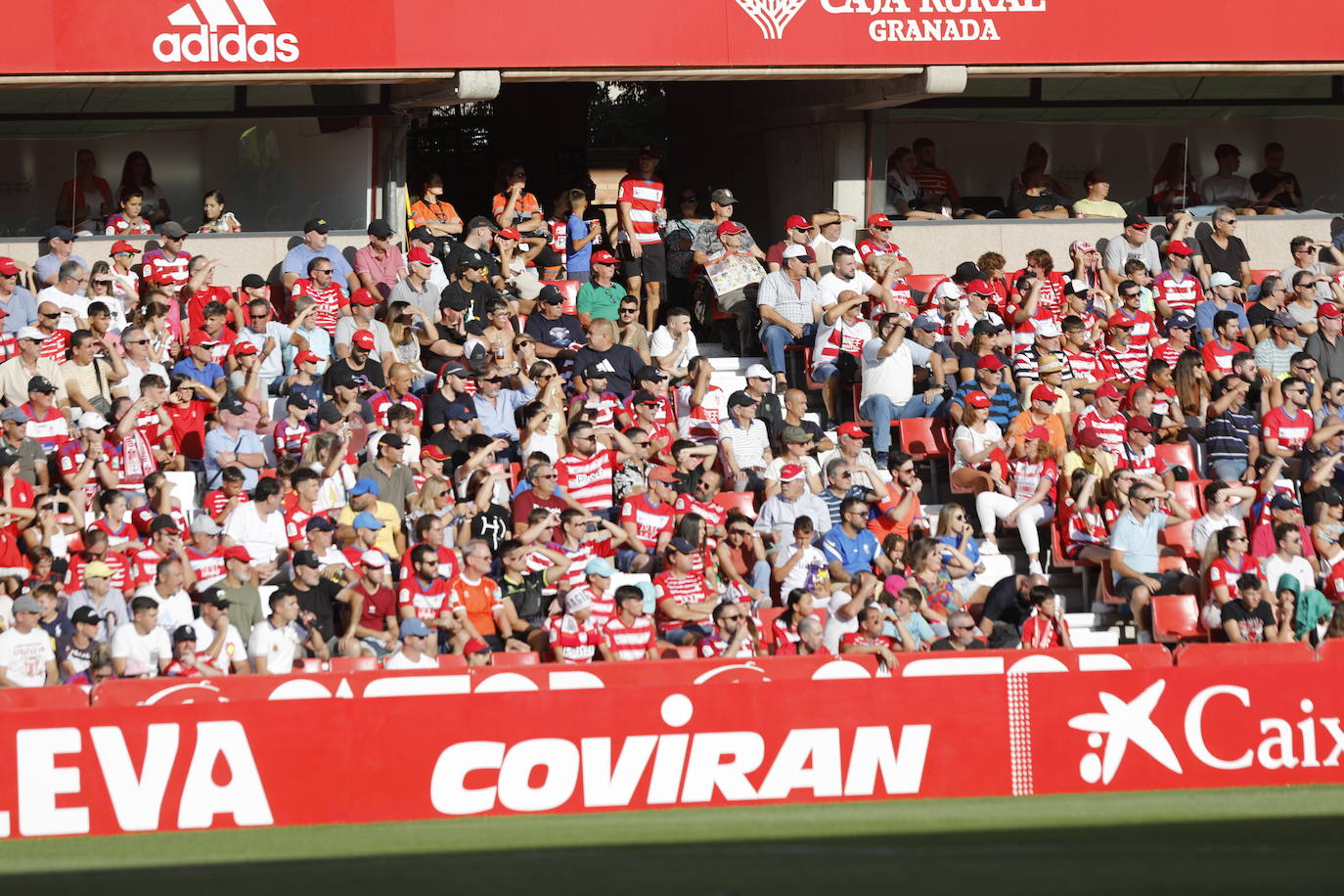 Ambiente en las gradas de Los Cármenes