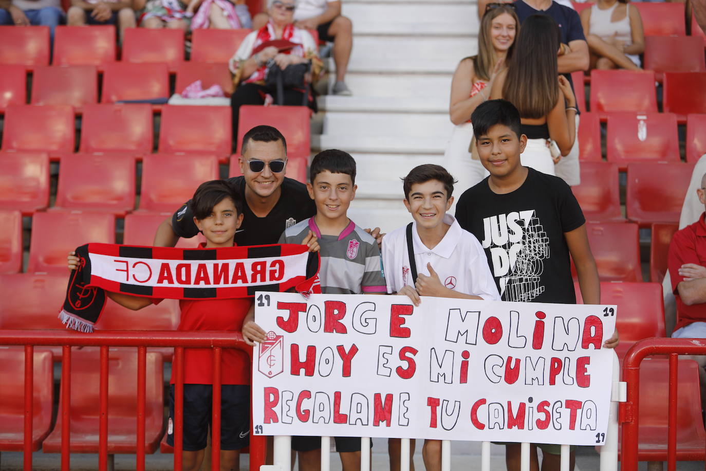 Ambiente en las gradas de Los Cármenes