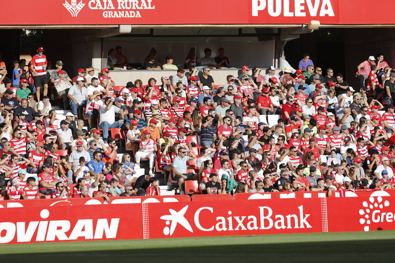 Ambiente en las gradas de Los Cármenes