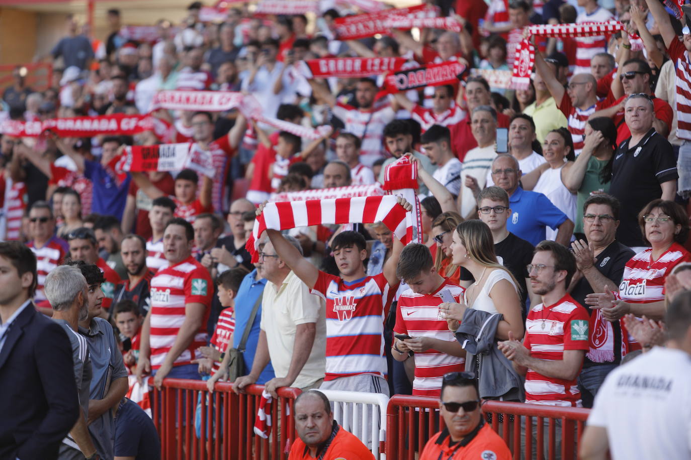 Ambiente en las gradas de Los Cármenes