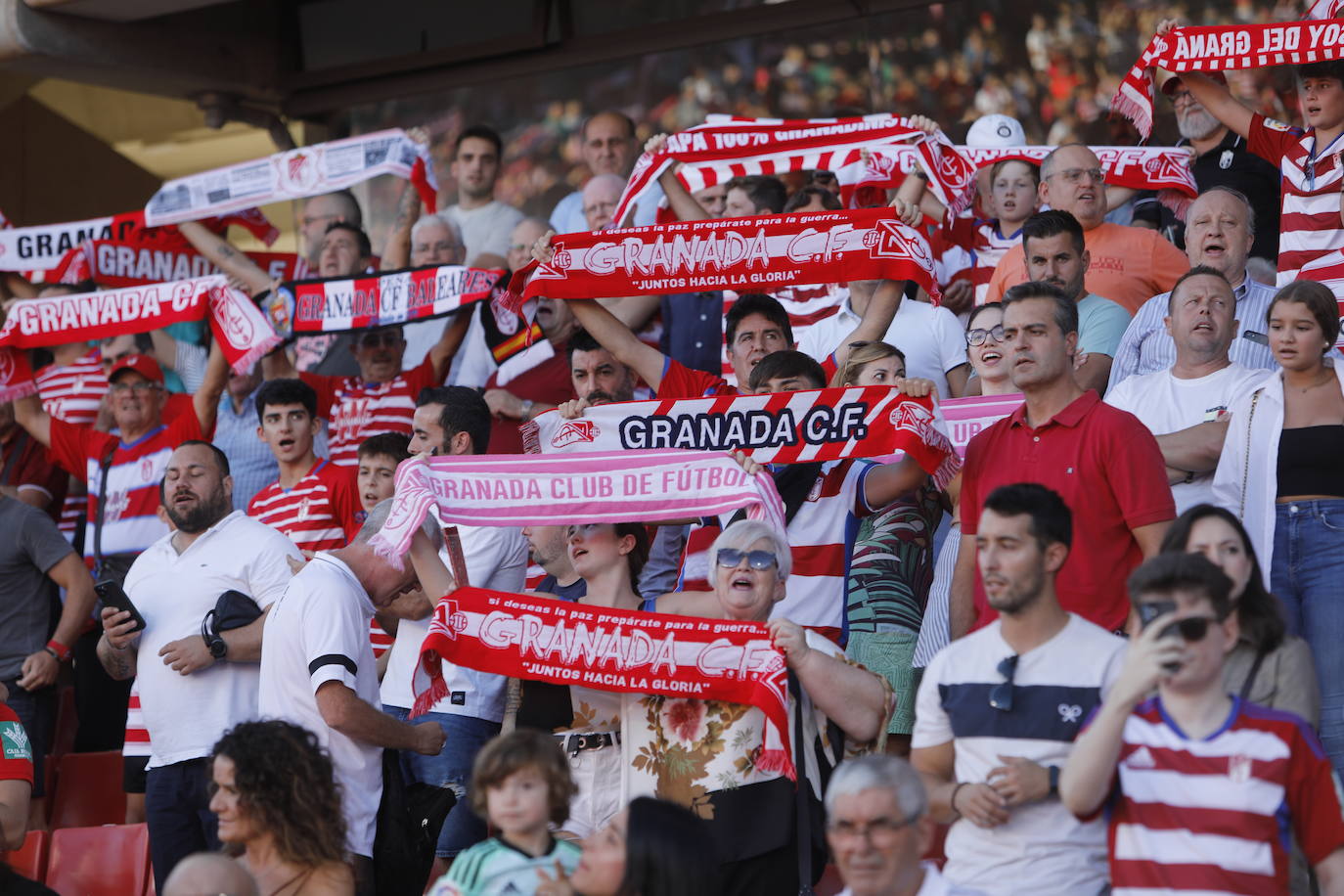 Ambiente en las gradas de Los Cármenes