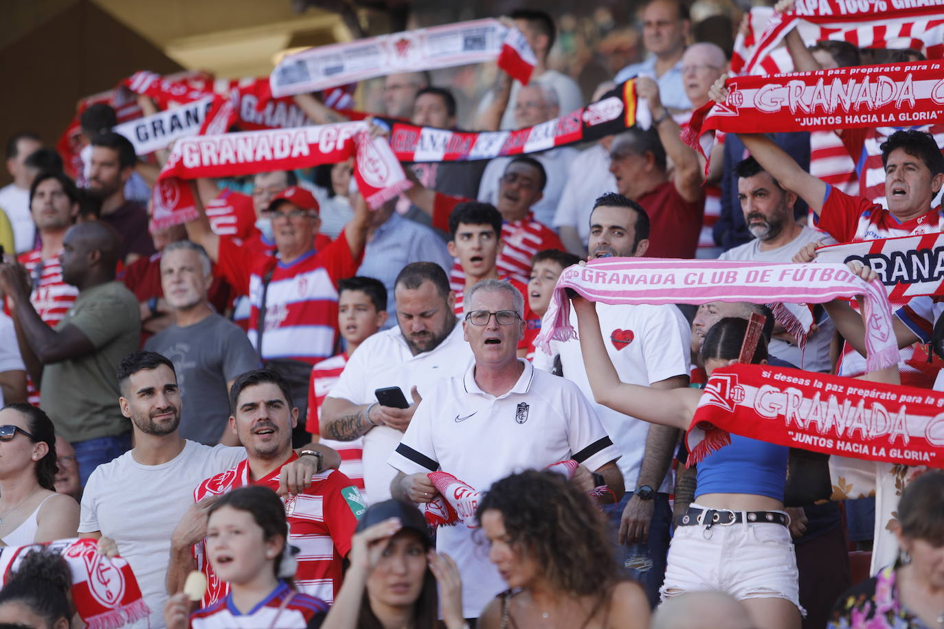 Ambiente en las gradas de Los Cármenes
