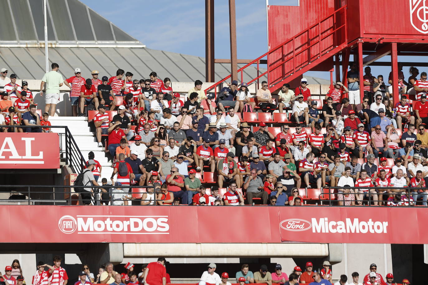 Ambiente en las gradas de Los Cármenes