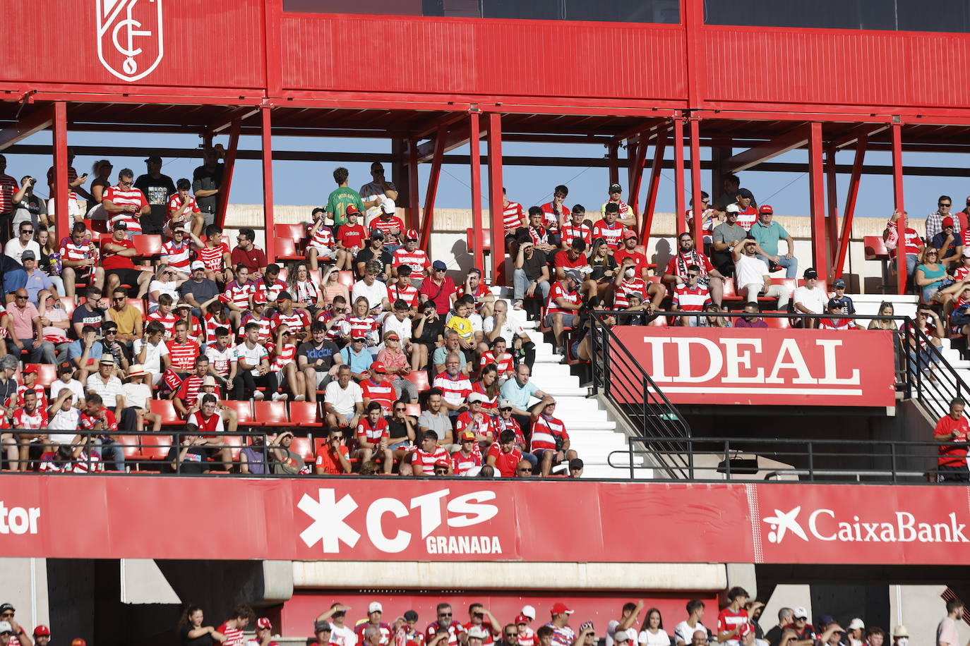 Ambiente en las gradas de Los Cármenes