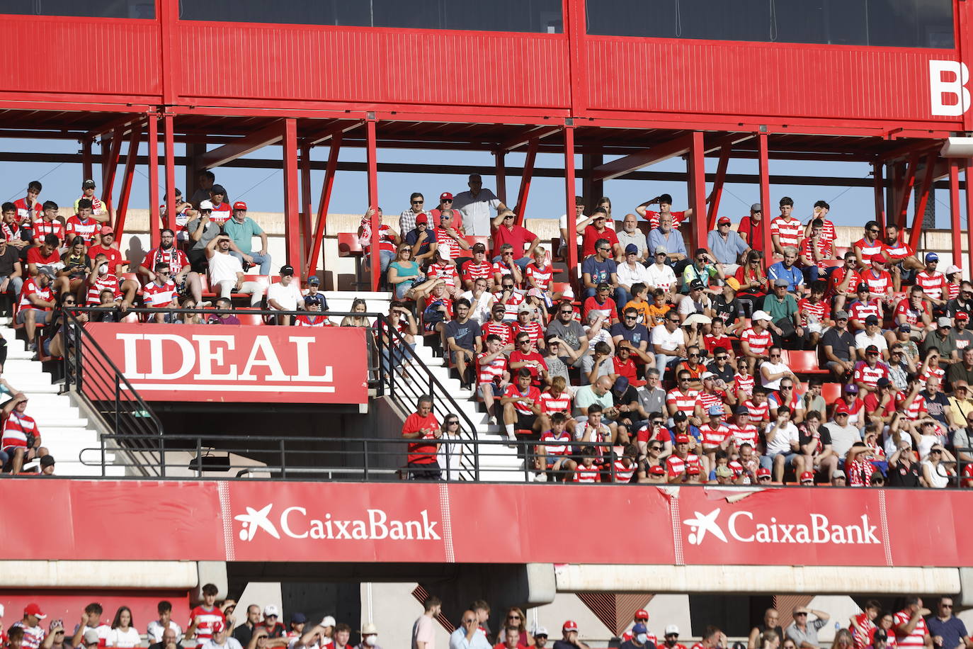 Ambiente en las gradas de Los Cármenes