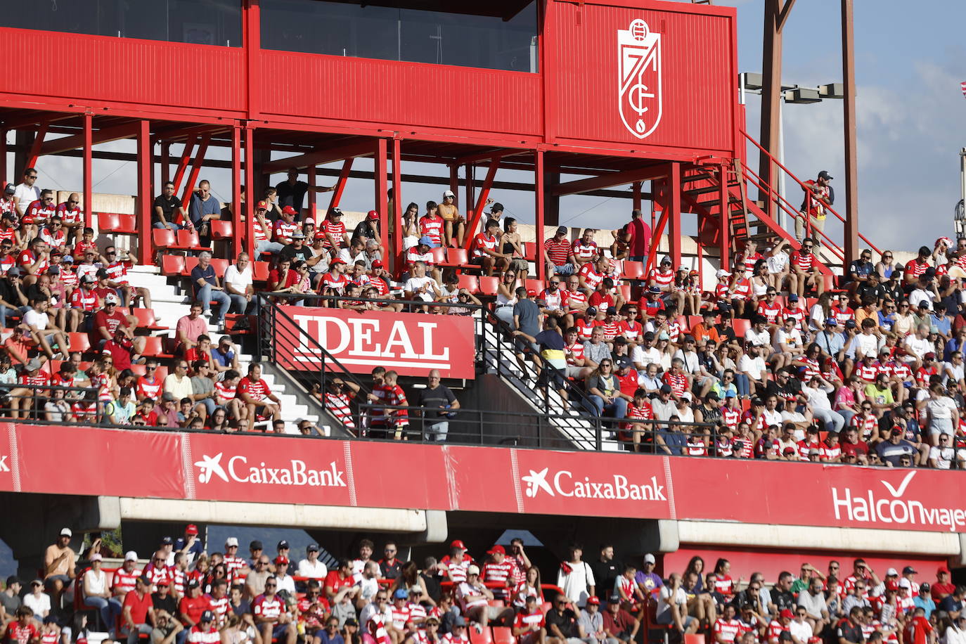 Ambiente en las gradas de Los Cármenes