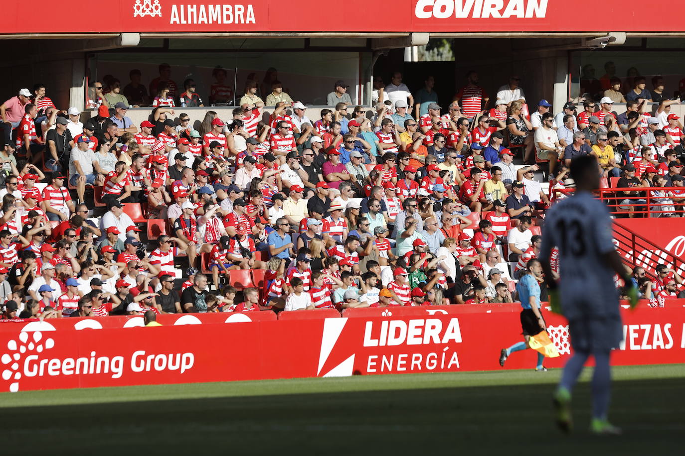 Ambiente en las gradas de Los Cármenes