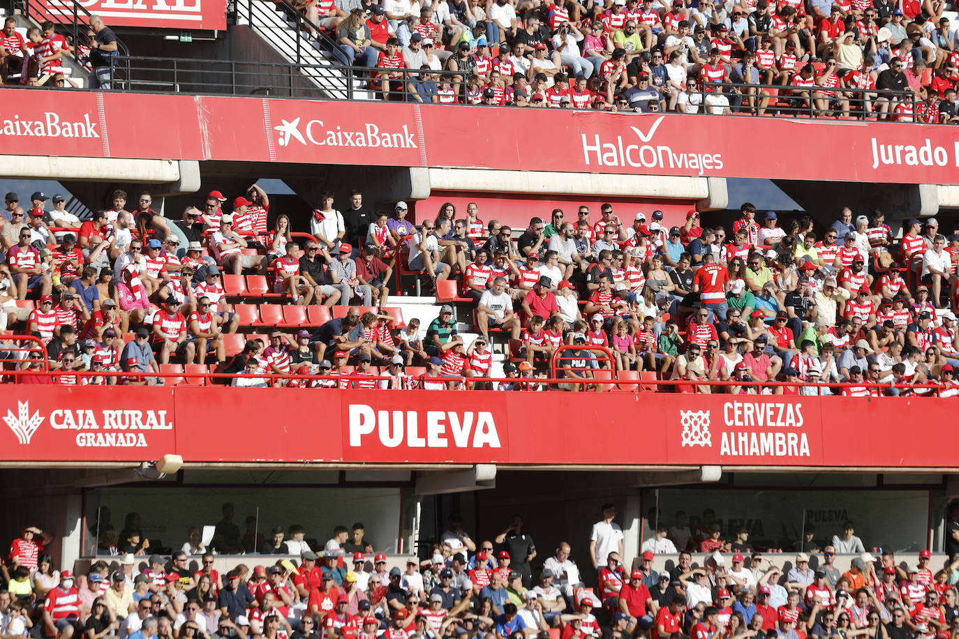 Ambiente en las gradas de Los Cármenes