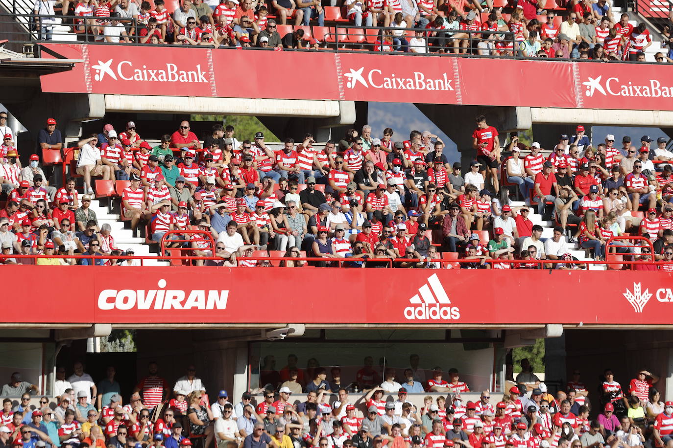 Ambiente en las gradas de Los Cármenes