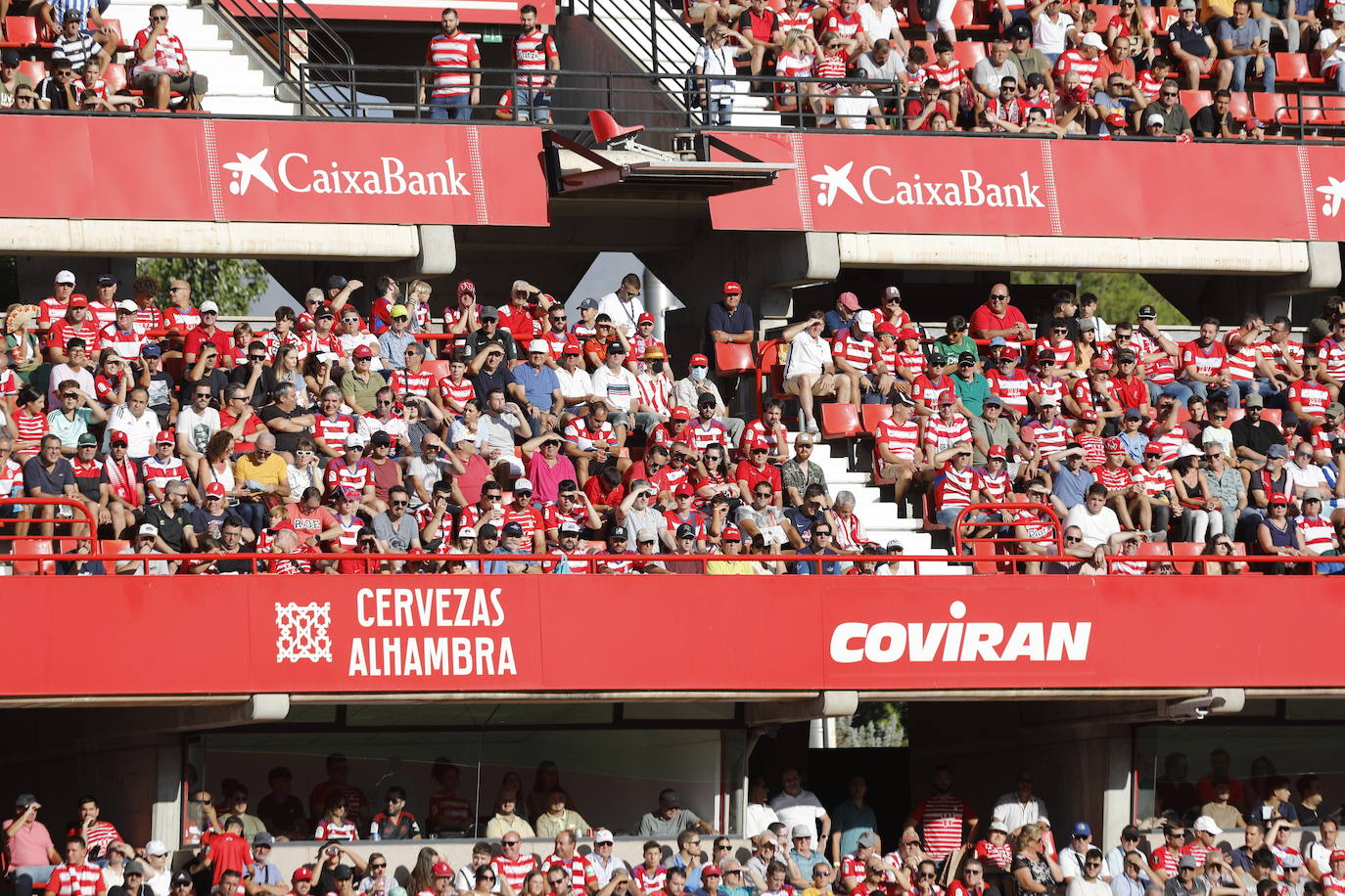 Ambiente en las gradas de Los Cármenes