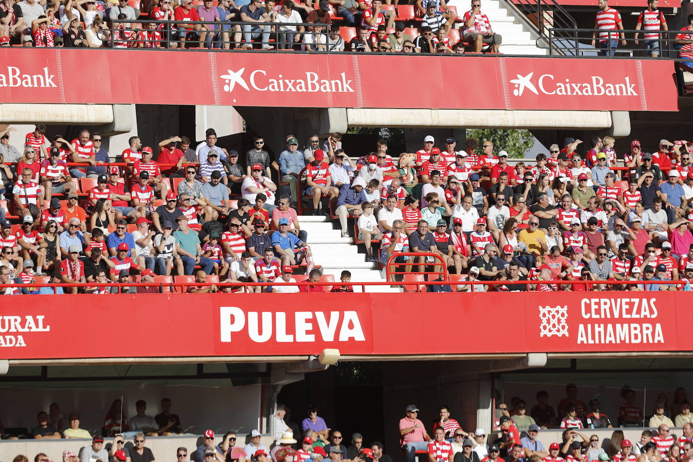 Ambiente en las gradas de Los Cármenes