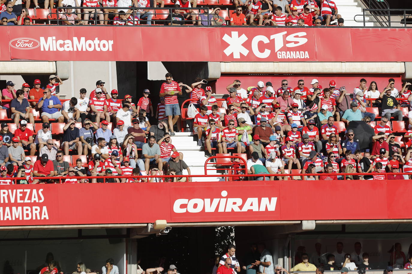 Ambiente en las gradas de Los Cármenes