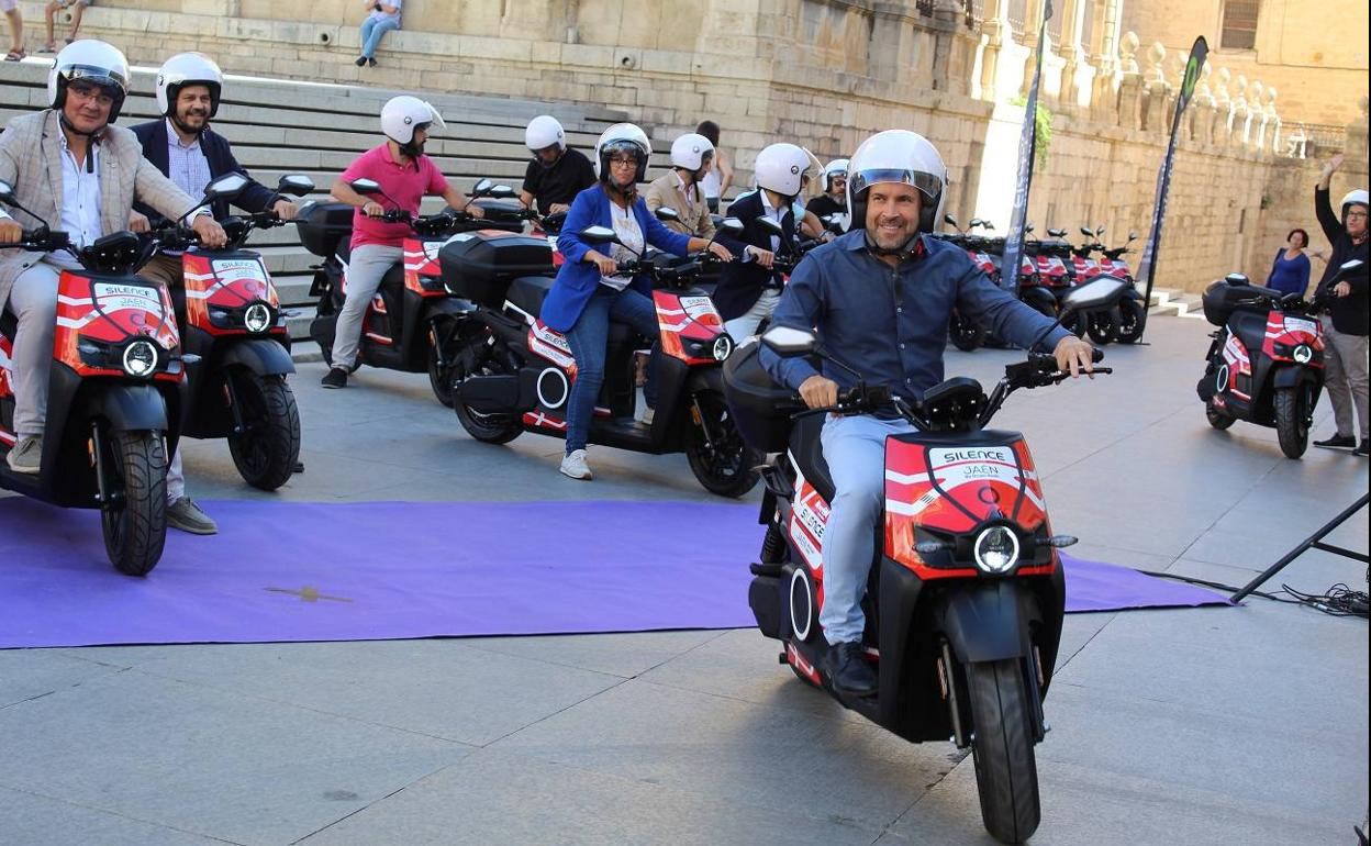 El alcalde jienense, en la presentación del 'motosharing', el viernes, día en que fue designado candidato. 