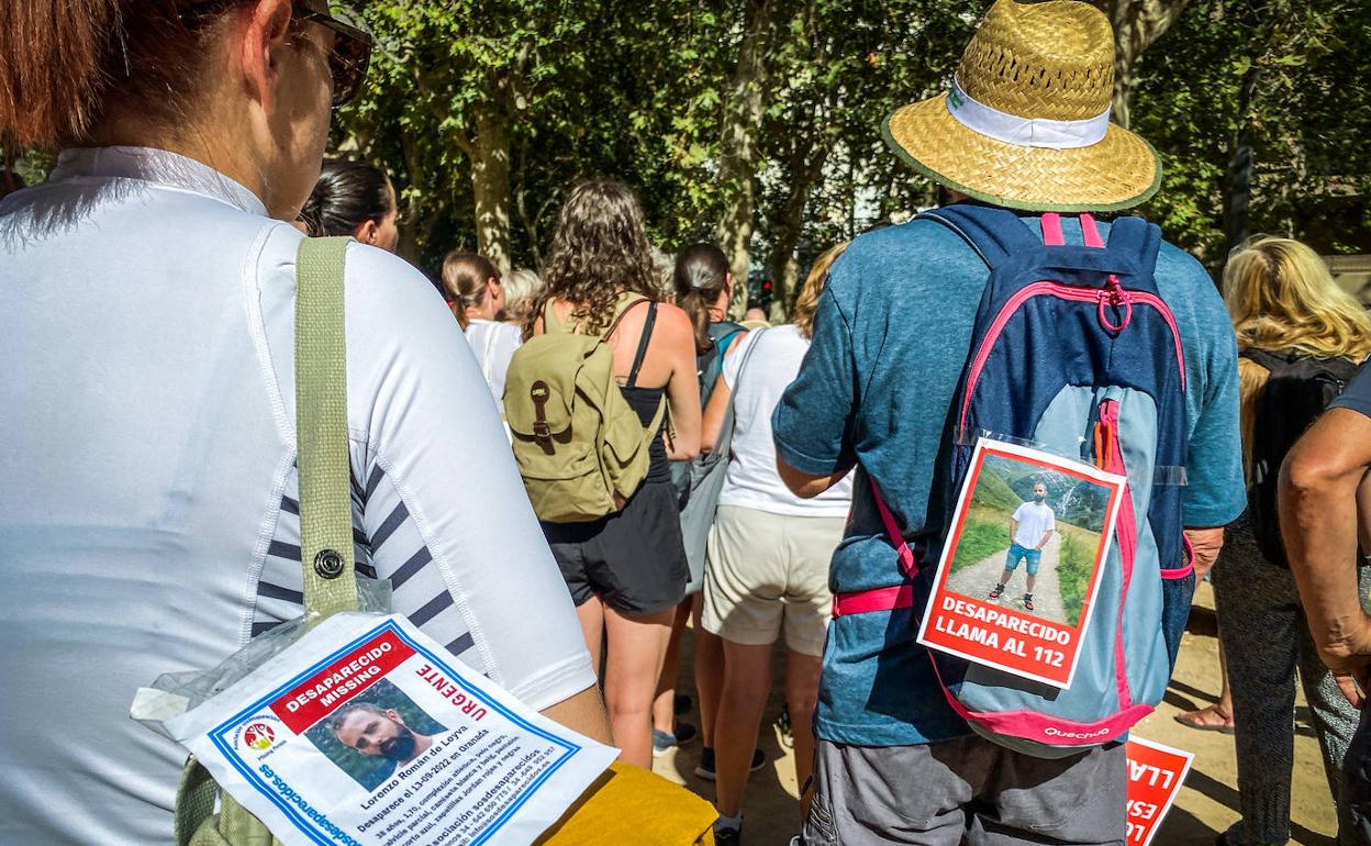 Los voluntarios, con carteles con la imagen del desaparecido.