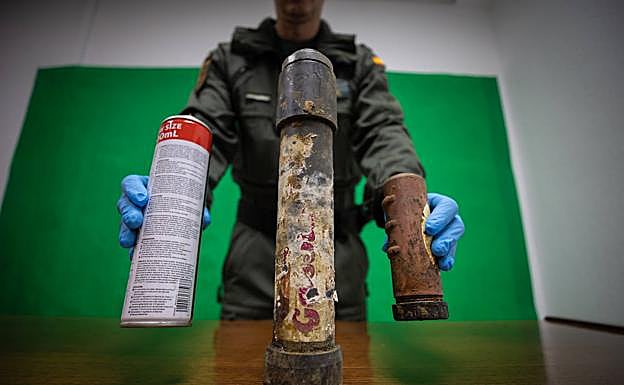 El jefe de los Tedax de la Guardia Civil con material incautado en las deflagraciones de BHO.