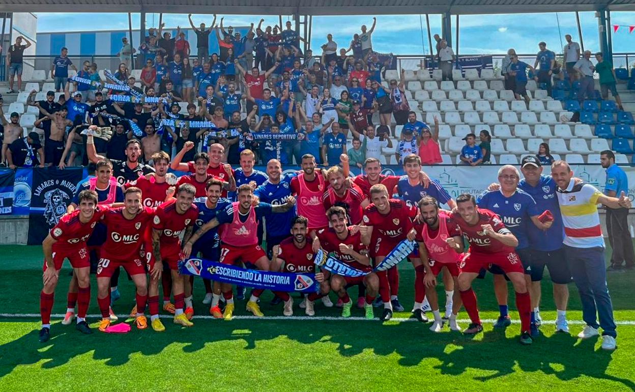 Foto de recuerdo de la plantilla azulilla junto a la afición minera desplazada hasta El Prado. 