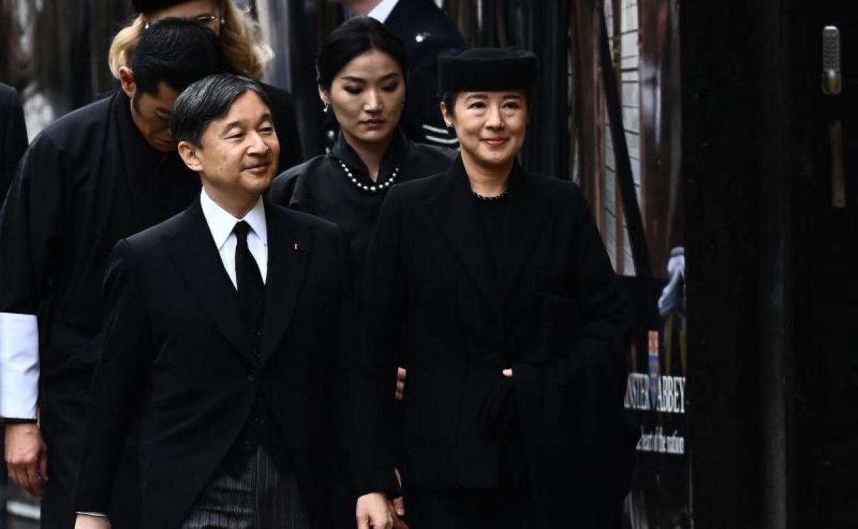 El emperador Naruhito y la emperatriz Masako; detrás, los reyes de Bután, Jigme Khesar y Jetsun Pema.