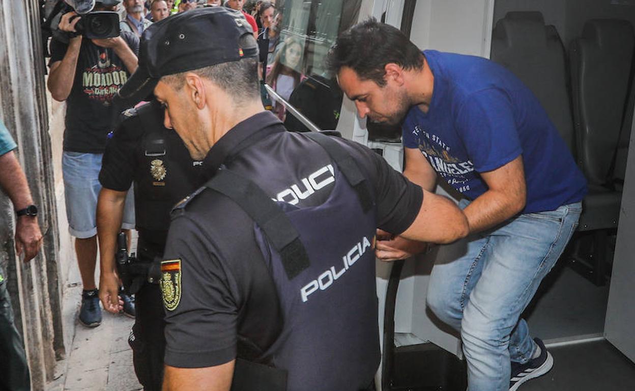 El acusado, a su llegada a la Audiencia de Granada este lunes. 