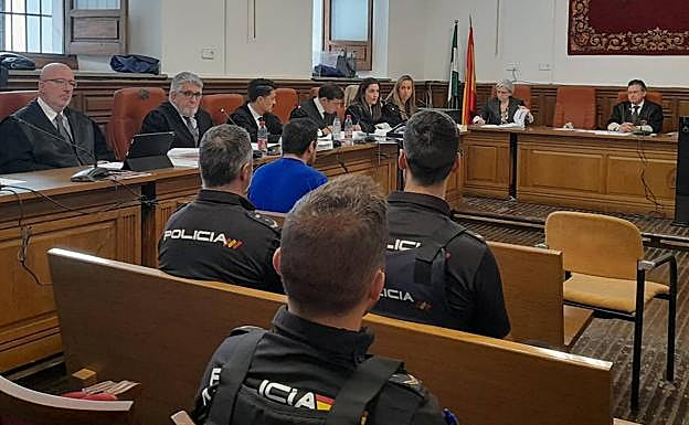 El procesado, en el banquillo de los acusados, al inicio de la primera sesión. 