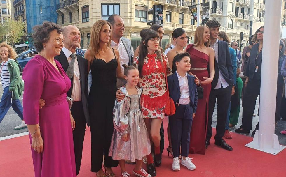 Rocío Mesa (centro), con los intérpretes de 'Secaderos', vecinos de la Vega de Granada. 