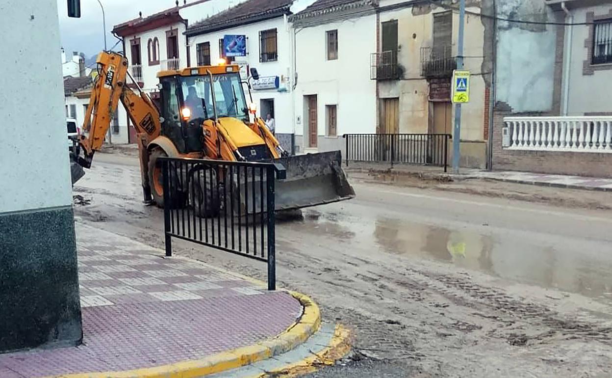 Temporal en Granada: Operarios municipales trabajan para restablecer la normalidad en Casanueva y Zujaira tras la tormenta