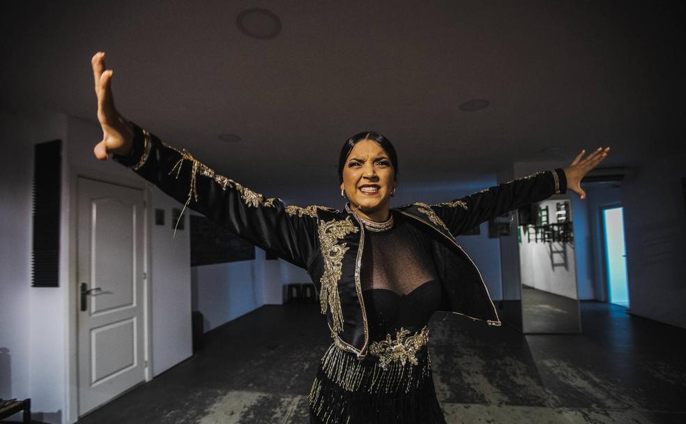 Sara Sánchez ensaya en la academia de Mercedes Martín, en Motril. 