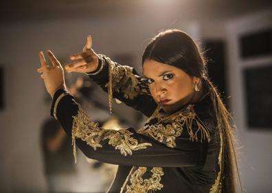 Imagen secundaria 1 - Sara Sánchez ensayando. 