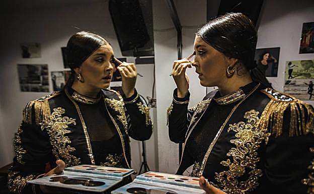 Imagen principal - Sara Sánchez ensayando. 