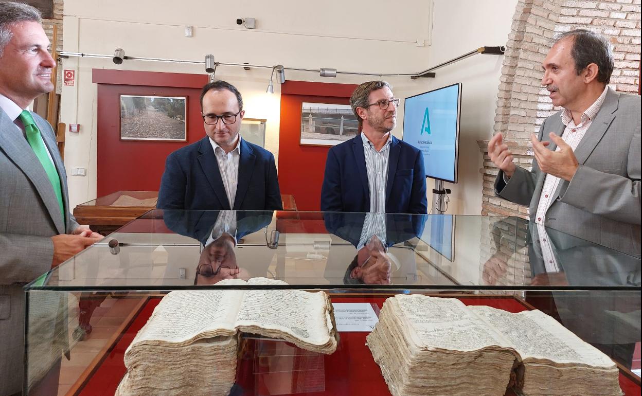 Juan Diego Ramírez, José Ayala, Miguel Contreras y Juan del Arco, ayer en el Archivo Histórico. 