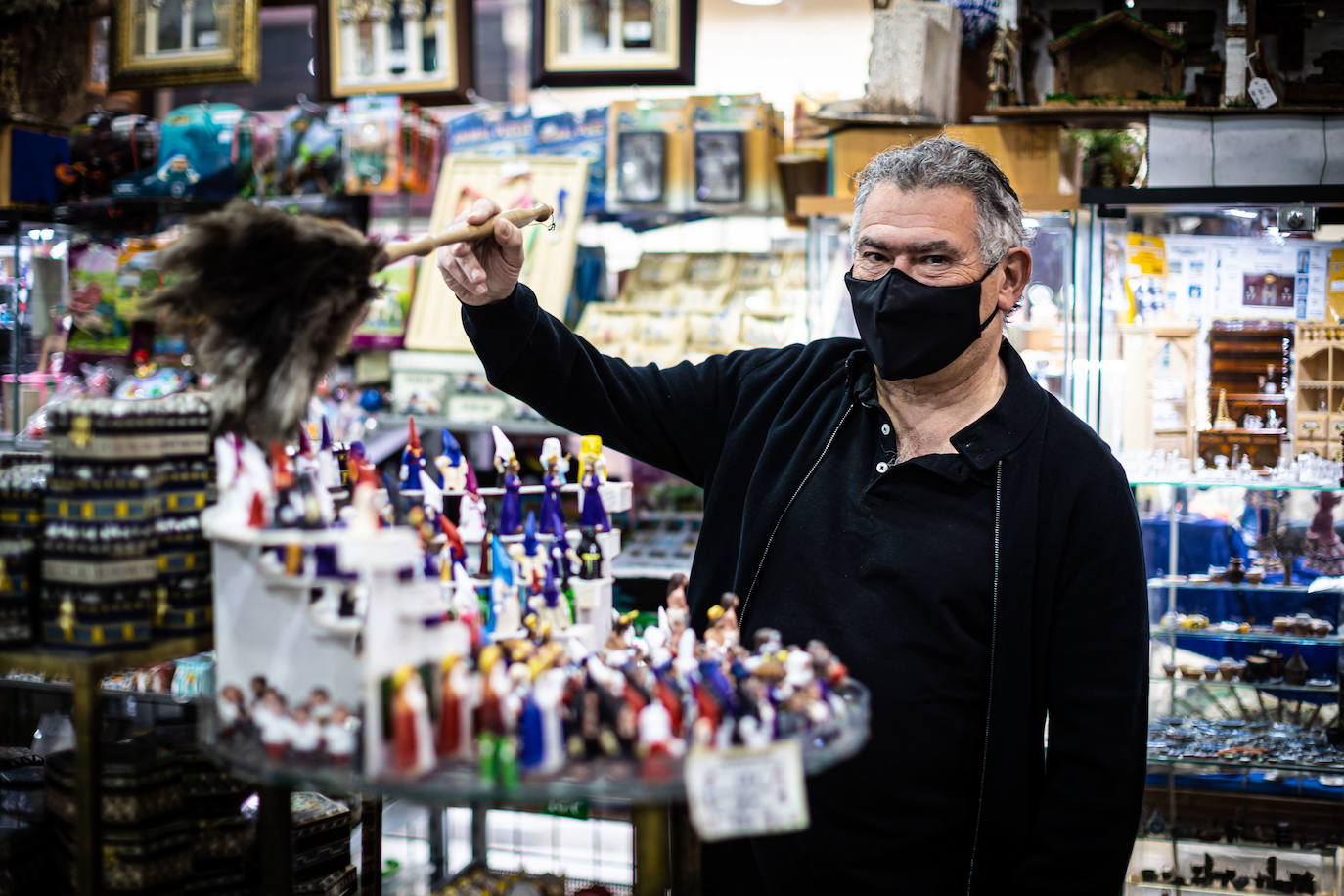 Un trabajador autónomo en el interior de su establecimiento.