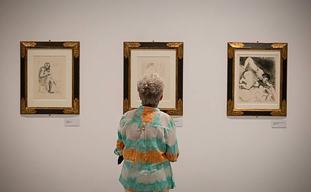 Espectadora observa los grabados. 