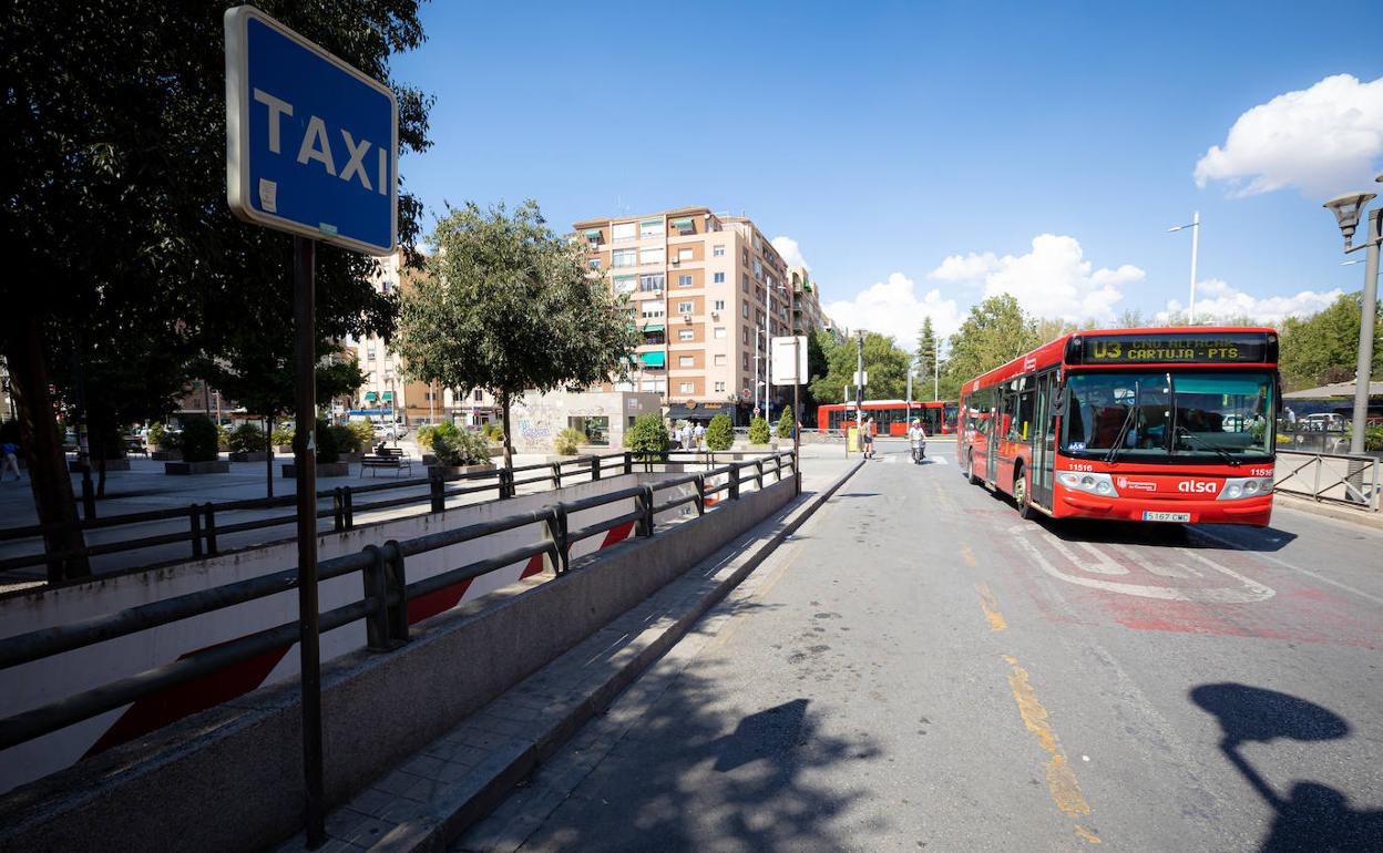 Parada de taxi vacía, ayer, durante el paro de actividad que protagonizó el sector en Granada.