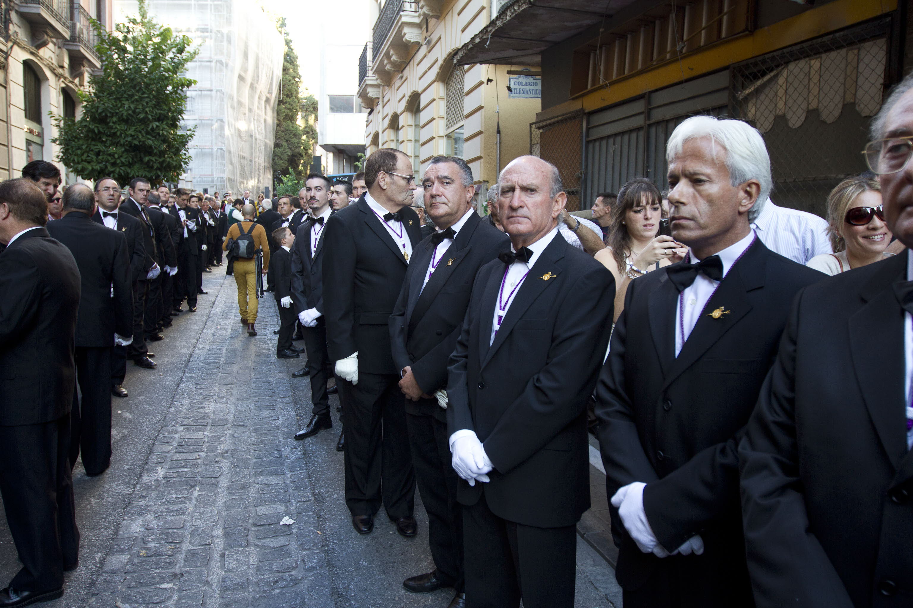 Un grupo de hermanos de la Virgen de las Angustias durante una procesión.