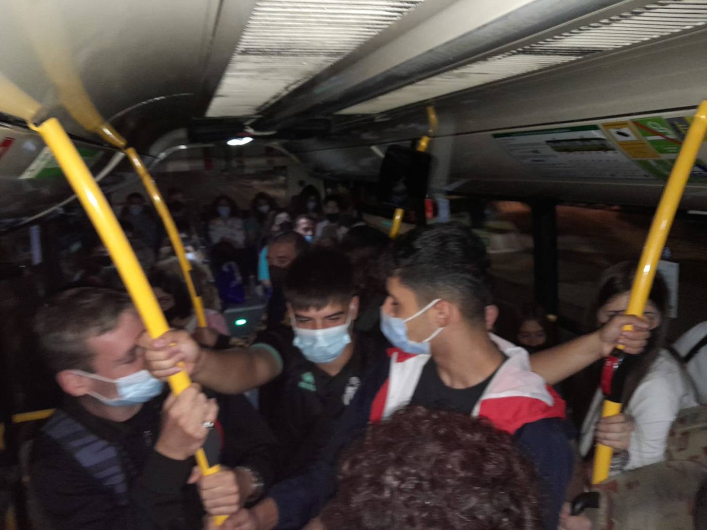 Pasajeros de pie en el autobús de primera hora de la línea 325, el pasado lunes. 