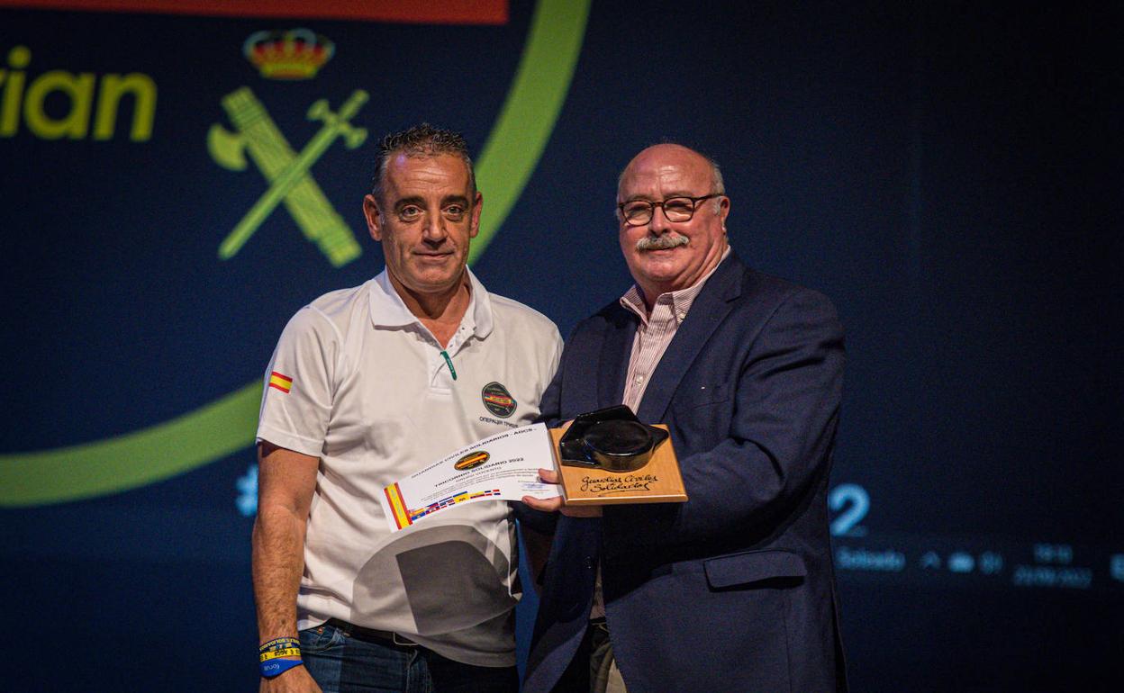 Eduardo Peralta, director de IDEAL, recoge el premio a Vocento. . 