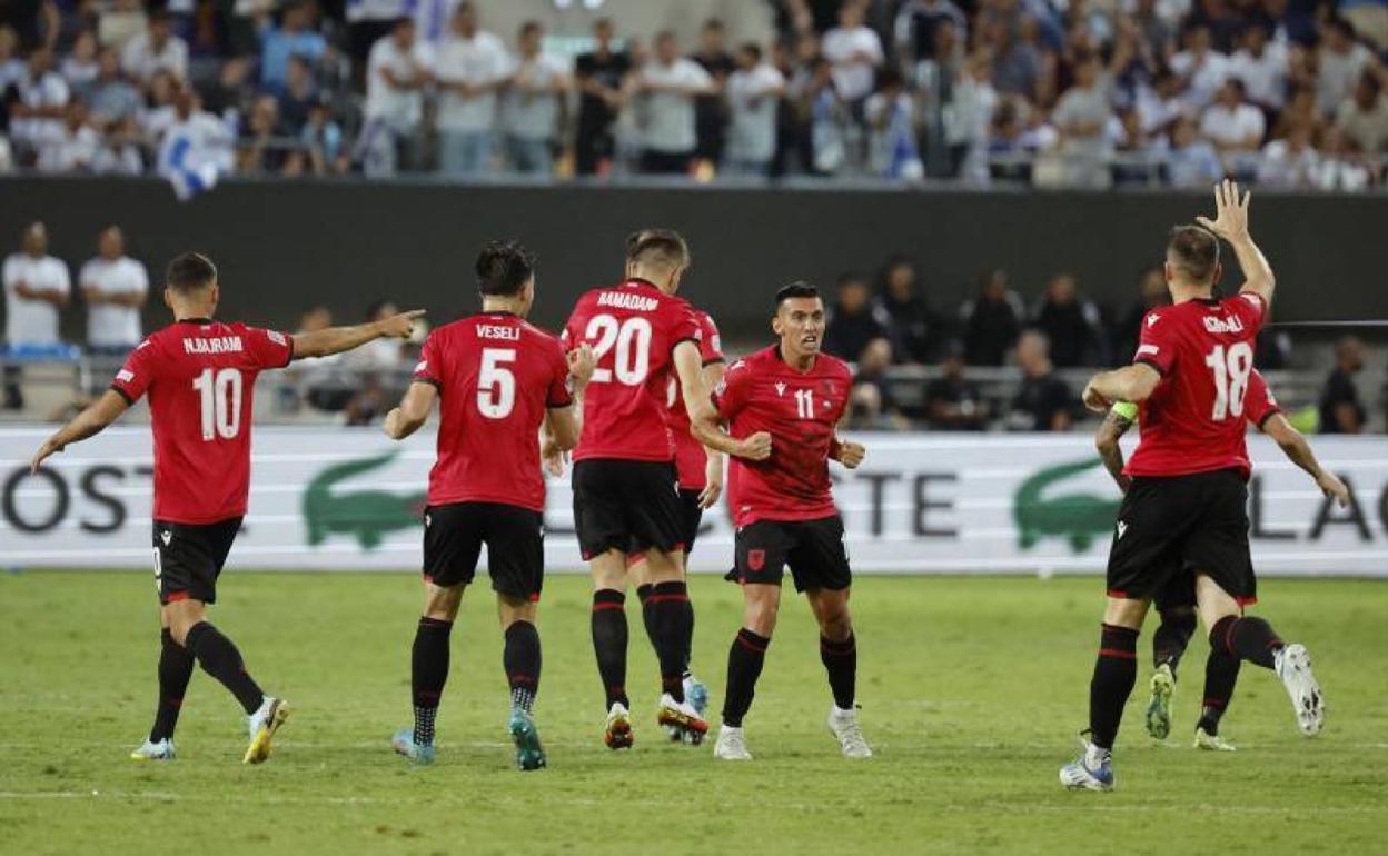 Myrto Uzuni celebra el gol con su selección en Israel. 
