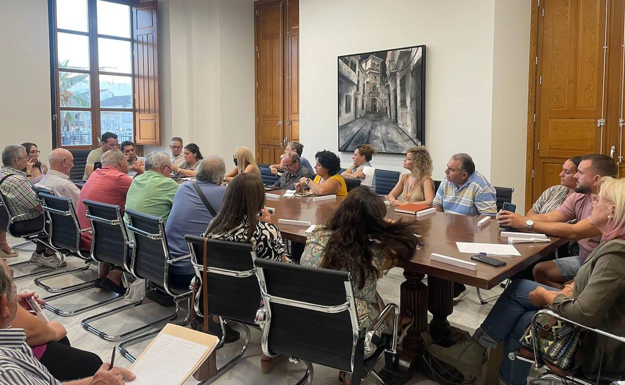 El alcalde, Javier Perales, preside la reunión con colectivos vecinales. 