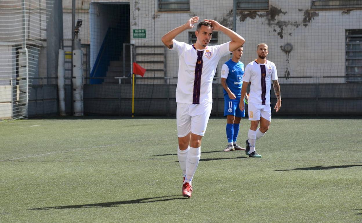Antonio López se lamenta de una ocasión perdida durante el encuentro. 