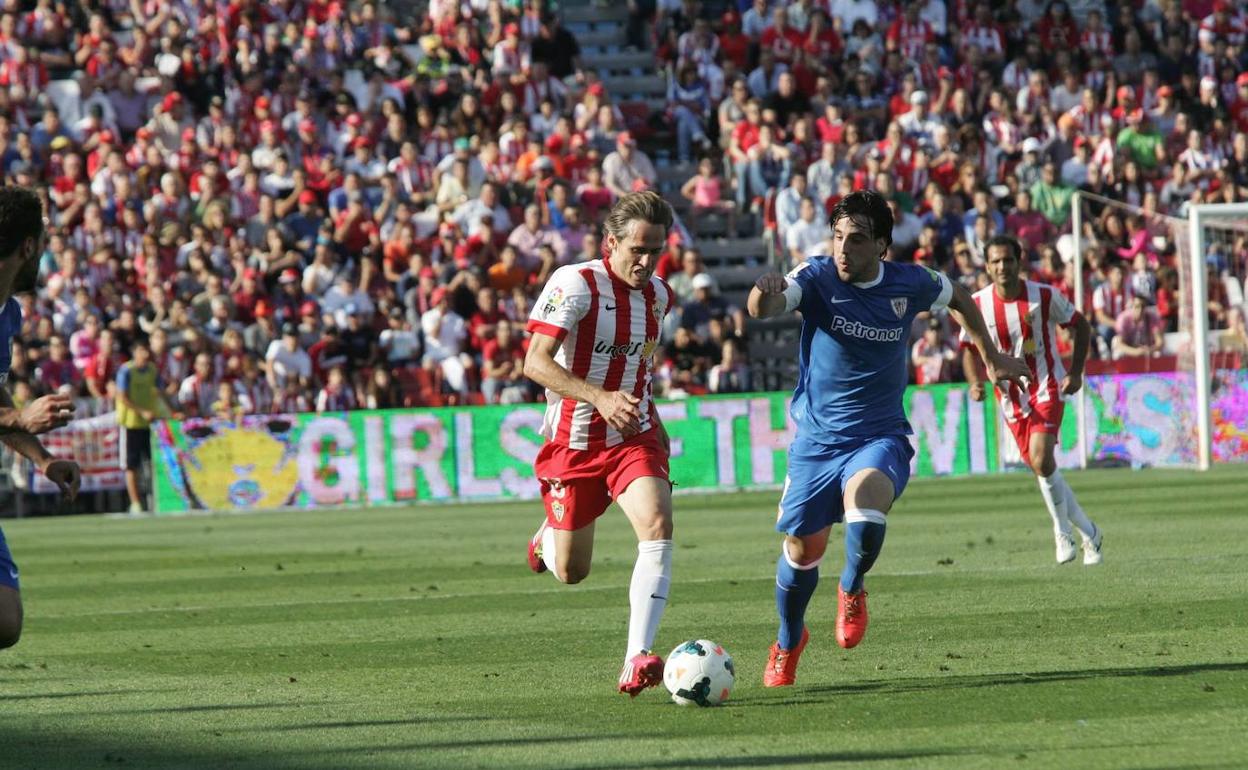 Corona avanza perseguido por Beñat. Aquel Almería sumaba en la sexta jornada tres puntos. Se salvó. 