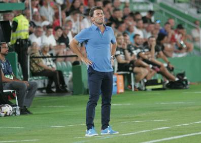 Imagen secundaria 1 - El Almería de Arconada (arriba) sumaba once puntos en la sexta jornada; sería destituido en la 16ª al perder en El Molinón. El Rubi (abajo-izquierda) lleva dos duelos ante equipos de Champions, como el de Emery. Francisco (abajo-derecha) sumaba ocho en el último descenso, destituido, el equipo descendió. 