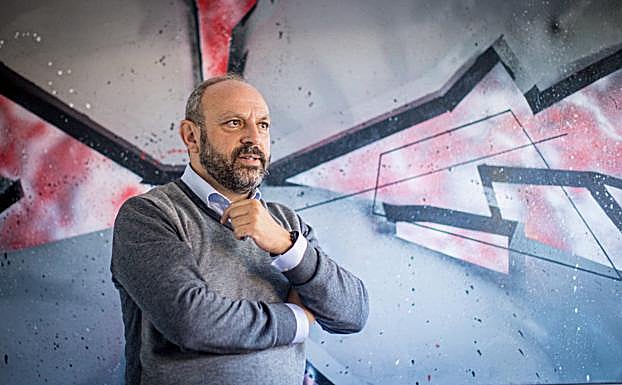 Mingorance, junto a una pintura mural en la sede de Proyecto Hombre. 