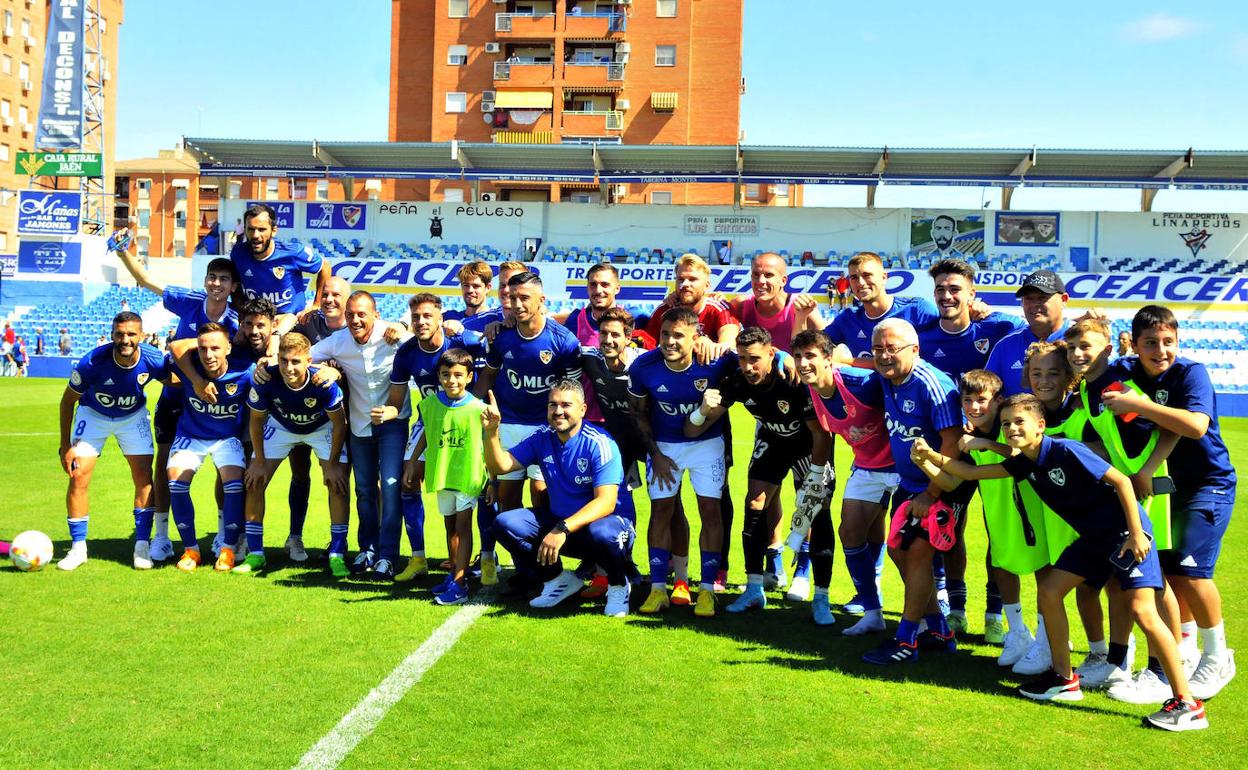 La plantilla y cuerpo técnico del Linares quiso inmortalizar esta gran racha con una foto de recuerdo al finalizar el choque del domingo. 