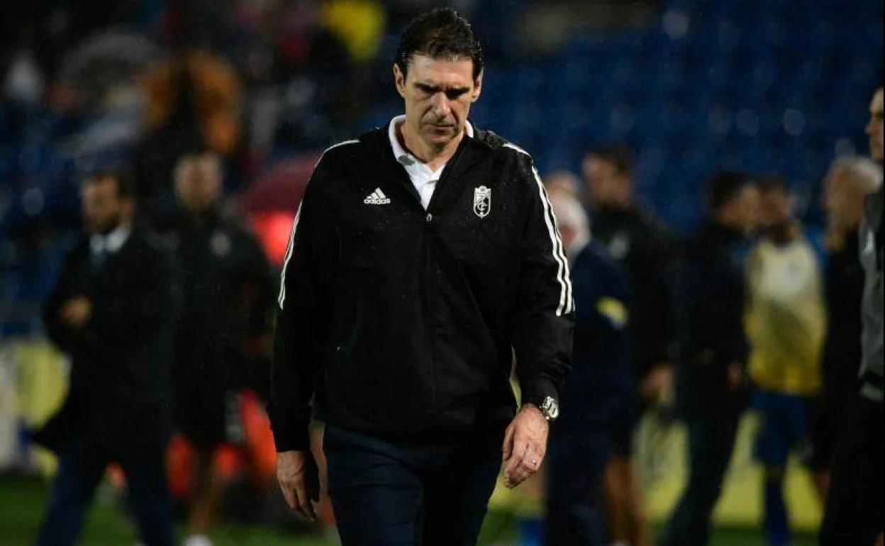 Aitor Karanka abandona cabizbajo el Estadio de Gran Canaria tras la derrota. 