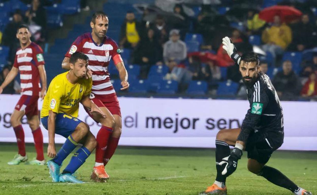 Víctor Díaz, impotente en el gol de Loiodice que abrió el marcador. 