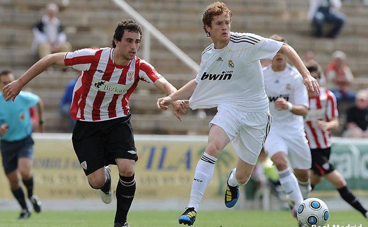 Eguaras en pugna con Álex Fernández en la final de la Copa de Campeones de 2009, con el Athletic.